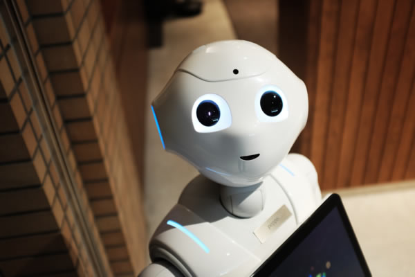 Bilionário japonês agora aposta em robôs ‘emocionais’ para humanos